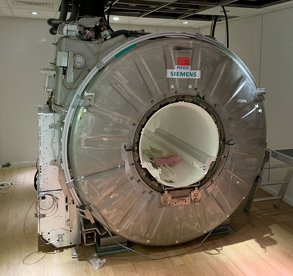 Blick ins Innere des MRT: Der riesige Magnet war bereits vorhanden